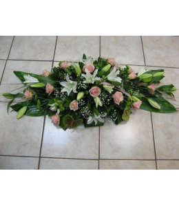 Pink anthuria and sandin roses with oriental