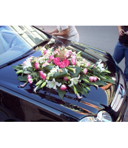 Decoration of the Wedding Car with Two-color Roses