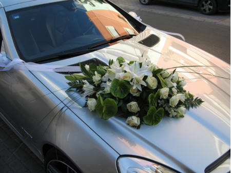 Car Decoration with white roses and anthurium mintori
