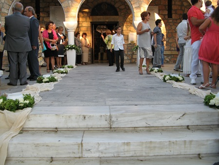 Wedding Decoration of the Church's Exterior Aisle with White Roses