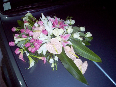 Στολισμός Αυτοκινήτου Γάμου με Λευκά και Άκουα Τριαντάφυλλα