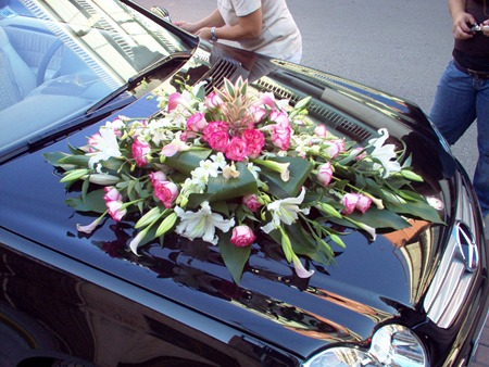 Decoration of the Wedding Car with Two-color Roses