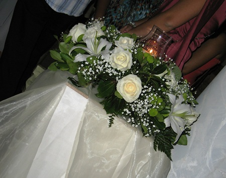 Στολισμός Γάμου Εξωτερικού Διαδρόμου Εκκλησίας με Λευκά Τριαντάφυλλα και Οριεντάλ
