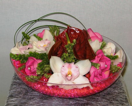 Συμπίτιουμ ορχιδέα με ανθούρια και τριαντάφυλλα