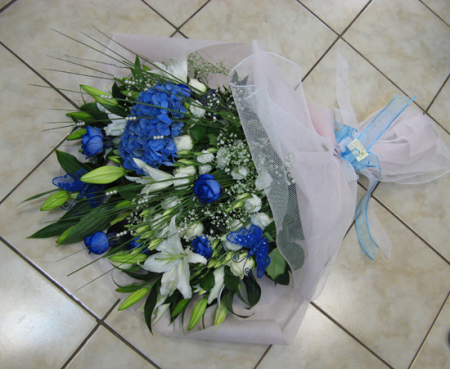 White and blue roses and oriental in bouquet