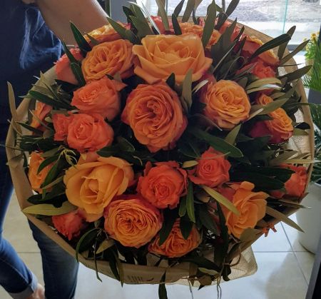 Μπουκέτο λουλούδια σε τόνους πορτοκαλί.