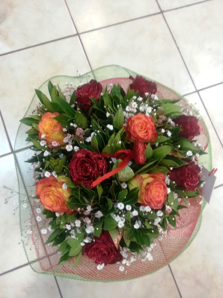 Μπουκέτο με τριαντάφυλλα σε τόνους πορτοκαλί και κόκκινο