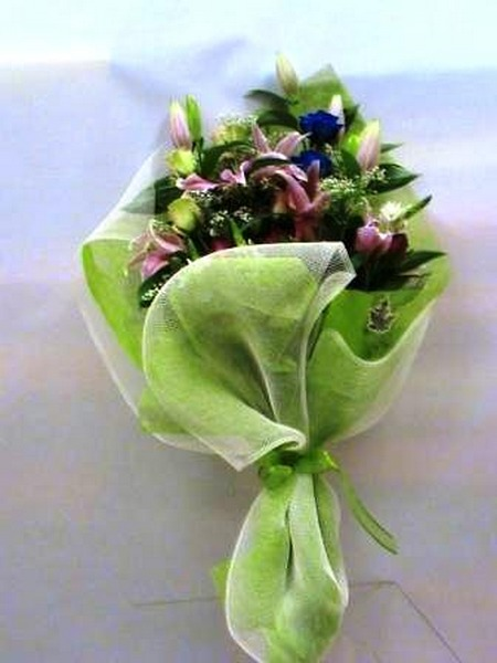 Ανθοδέσμη πολύχρωμη με Οριεντάλ και Μπλέ Τριαντάφυλλα