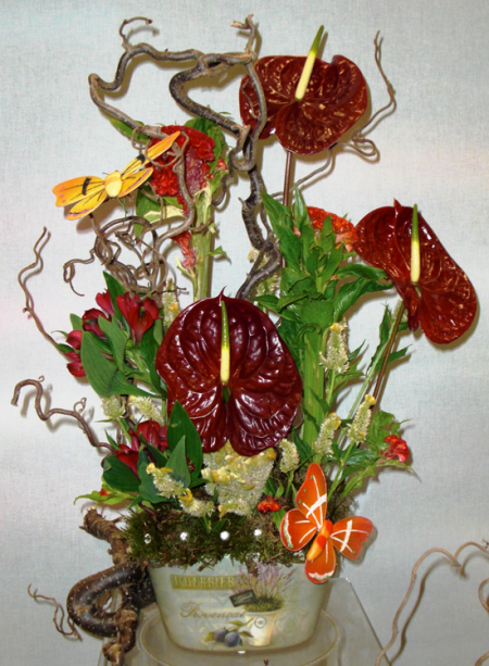Flower arrangement in ceramic vase 4
